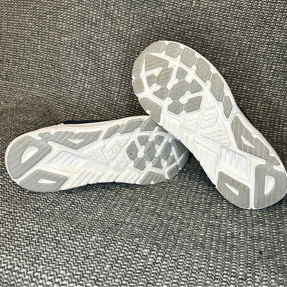 Hoka Arahi 7 Navy Blue and White Lightweight Running Shoes - Picture 3 of 9